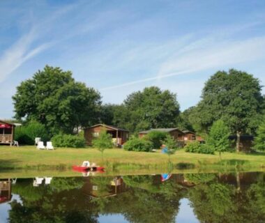 Étang et chalets en bois au bord du camping ZEcamping 3 étoiles animé pet friendly familial piscine chauffée