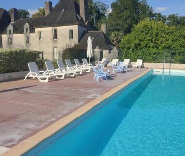 Bord de piscine avec transats au ZEcamping 3 étoiles