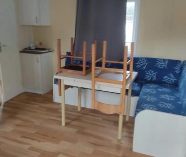 Intérieur de mobil-home avec kitchenette et table retournée au ZEcamping 3 étoiles animé pet friendly familial piscine chauffée