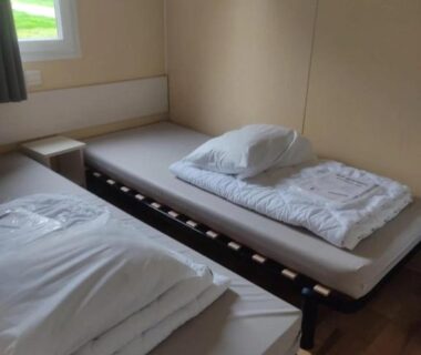 Chambre avec deux lits simples au ZEcamping 3 étoiles animé pet friendly familial piscine chauffée