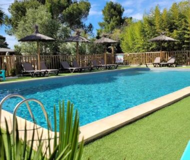 Piscine extérieure et transats au ZEcamping 3 étoiles avec piscine chauffée bar et restaurant