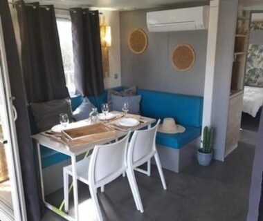 Intérieur coin repas avec banquette et table dans le ZEcamping 3 étoiles avec piscine chauffée – bar et restaurant