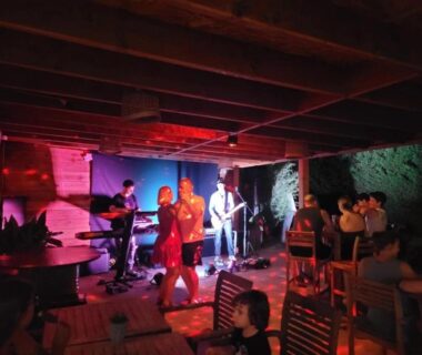 Terrasse couverte avec groupe en concert au ZEcamping 3 étoiles avec piscine chauffée – bar et restaurant