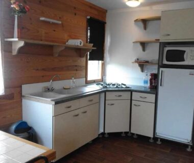 Coin cuisine équipé dans l'hébergement du ZEcamping 3 étoiles avec piscine et pataugeoire