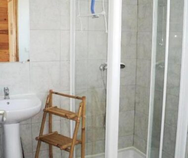 Salle de bains avec cabine de douche et lavabo au ZEcamping 3 étoiles avec piscine et pataugeoire