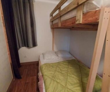 Chambre avec lits superposés dans le ZEcamping 3 étoiles avec piscine et pataugeoire