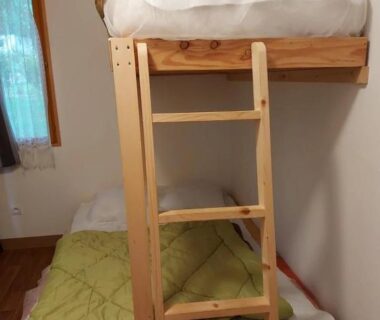 Chambre avec lits superposés dans le Lot au ZEcamping 3 étoiles avec piscine et pataugeoire