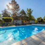 Piscine extérieure et transats sous les arbres ZEcamping 3 étoiles bord de Loire proximité directe des châteaux
