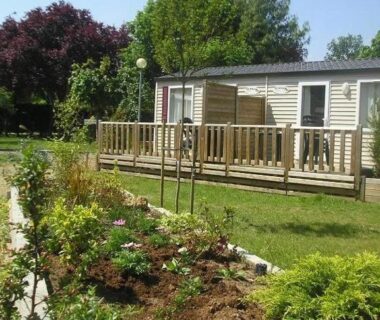 Mobil-home avec terrasse dans un jardin au ZEcamping 3 étoiles - bord de Loire - proximité directe des châteaux
