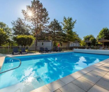 Piscine extérieure et transats sous les arbres ZEcamping 3 étoiles bord de Loire proximité directe des châteaux