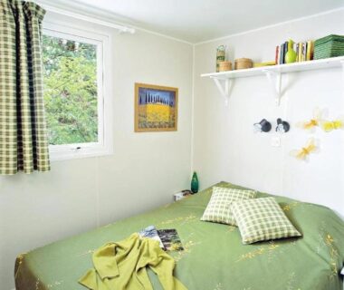 Chambre avec lit et fenêtre au ZEcamping 3 étoiles bord de Loire