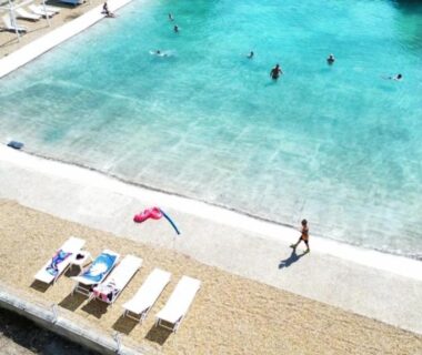 Piscine extérieure avec nageurs et transats au ZEcamping 3 étoiles chiens acceptés piscine bar et restaurant