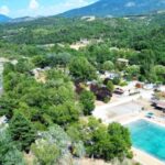 Piscine et rivière dans les Alpes-de-Haute-Provence au ZEcamping 3 étoiles chiens acceptés piscine bar et restaurant