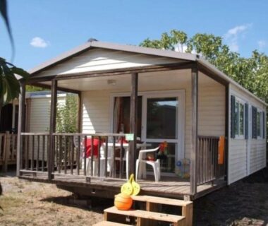 Terrasse couverte avec chaises et table du mobil-home ZEcamping 3 étoiles chiens acceptés piscine bar et restaurant