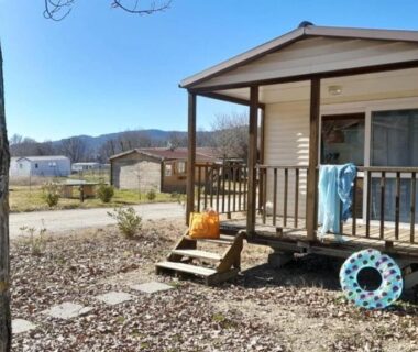Mobil-home sur terrasse avec bouée au ZEcamping 3 étoiles chiens acceptés piscine bar et restaurant