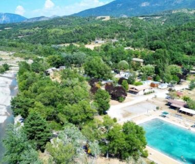 Piscine et rivière dans les Alpes-de-Haute-Provence au ZEcamping 3 étoiles chiens acceptés piscine bar et restaurant