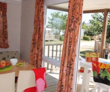 Salon et terrasse avec table et chaises au mobil-home ZEcamping 3 étoiles chiens acceptés piscine bar et restaurant
