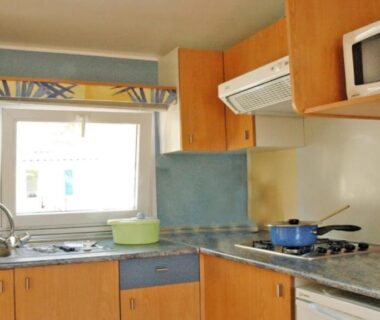 Cuisine équipée dans le mobil-home du ZEcamping 3 étoiles chiens acceptés piscine bar et restaurant