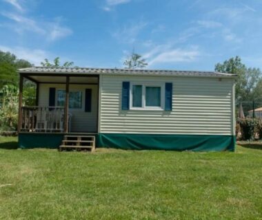 Mobil-home sur pelouse au ZEcamping 3 étoiles chiens acceptés piscine en bord de rivière avec Canoë