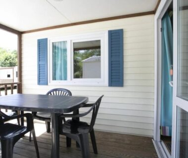 Terrasse de mobil-home avec table et chaises au ZEcamping 3 étoiles chiens acceptés piscine en bord de rivière avec Canoë