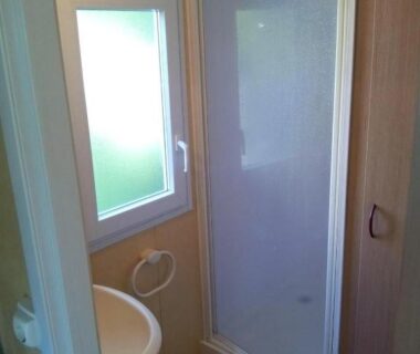 Salle de bain avec douche et lavabo au ZEcamping 3 étoiles chiens acceptés piscine en bord de rivière avec Canoë