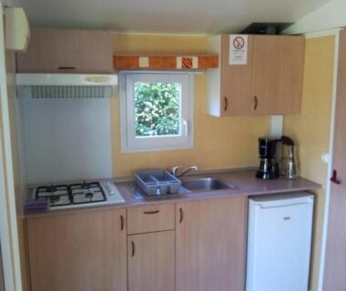 Kitchenette dans mobil home avec évier et frigo au ZEcamping
