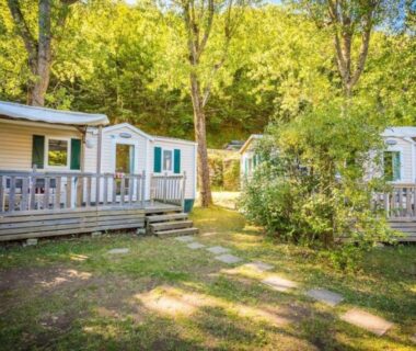Mobil-homes et terrasses ombragées dans les arbres au ZEcamping 3 étoiles club enfant équitation piscine chauffée