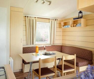 Coin repas avec banquette et table dans le mobil-home du ZEcamping 3 étoiles