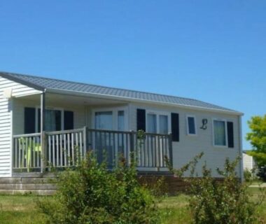 Mobil-home sur pelouse avec terrasse au ZEcamping 3 étoiles dog friendly bien-être piscine au bord dun lac