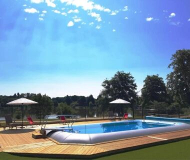 Piscine extérieure sur terrasse en bois au ZEcamping 3 étoiles dog friendly bien-être piscine au bord dun lac