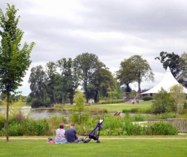 Bord du lac avec famille sur pelouse au ZEcamping 3 étoiles dog friendly bien-être piscine au bord dun lac