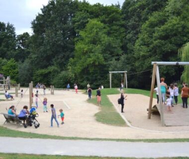 Aire de jeux avec balançoires et familles au ZEcamping 3 étoiles dog friendly