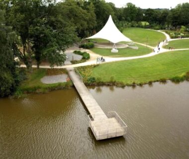 Bord du lac avec ponton et chapiteau au ZEcamping 3 étoiles dog friendly bien-être piscine au bord dun lac