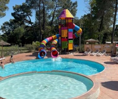 Piscine et toboggans aquatiques dans le ZEcamping 3 étoiles familial avec piscine chauffée aire de jeux et restaurant