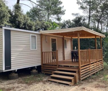 Terrasse couverte et mobil-home dans les pins au ZEcamping 3 étoiles familial