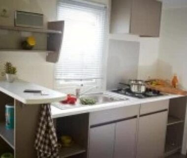 Intérieur cuisine avec évier et plaques dans le mobil home du ZEcamping 3 étoiles familial