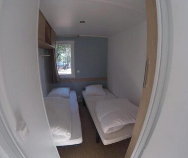 Chambre avec deux lits simples dans ZEcamping 3 étoiles familial avec piscine chauffée aire de jeux et restaurant