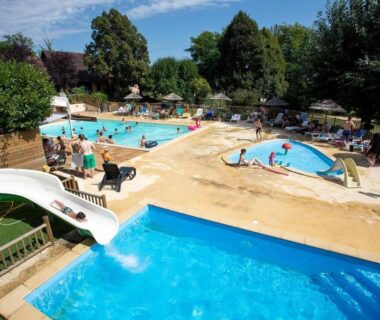 Piscines avec toboggan et transats au ZEcamping 3 étoiles familial
