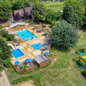 Piscine extérieure avec bassins et espaces détente au ZEcamping 3 étoiles familial dog friendly piscine chauffée restaurant et bar