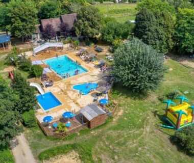 Piscine extérieure avec bassins et espaces détente au ZEcamping 3 étoiles familial dog friendly piscine chauffée restaurant et bar