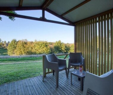 Terrasse avec chaises et table donnant sur campagne au ZEcamping 3 étoiles familial dog friendly piscine chauffée restaurant et bar