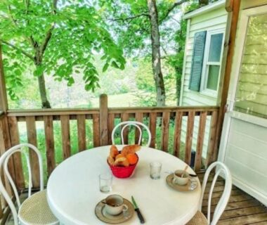 Terrasse en bois avec table et chaises au ZEcamping 3 étoiles parc aquatique vacances 100 % nature