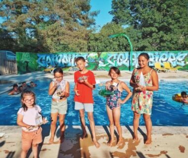 Bord de piscine avec enfants dégustant des glaces au ZEcamping 3 étoiles parc aquatique vacances 100 pour cent nature