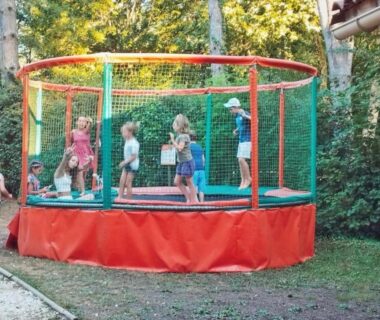 Trampoline extérieur avec enfants au ZEcamping 3 étoiles parc aquatique vacances 100 % nature