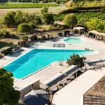 Piscine extérieure avec pataugeoire et transats au ZEcamping 3 étoiles pet friendly avec piscine et pataugeoire