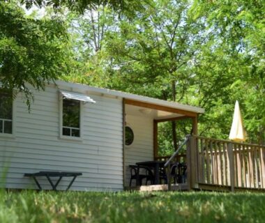 Mobil-home sur parc ombragé avec terrasse et parasol au ZEcamping 3 étoiles pet friendly avec piscine et pataugeoire