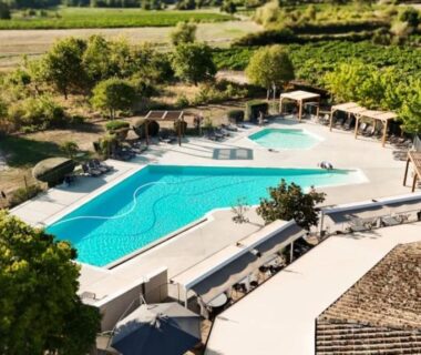 Piscine extérieure avec pataugeoire et transats au ZEcamping 3 étoiles pet friendly avec piscine et pataugeoire