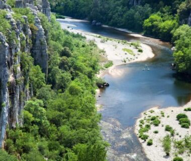 Gorges et rivière aux bancs de sable dans l'Ardèche au ZEcamping 3 étoiles pet friendly avec piscine et pataugeoire