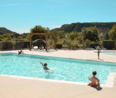 Piscine extérieure avec baigneurs au camping ZEcamping 3 étoiles pet friendly