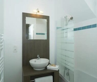 Salle de bains avec lavabo et cabine de douche au ZEcamping 3 étoiles pet friendly piscine chauffée et piscine couverte